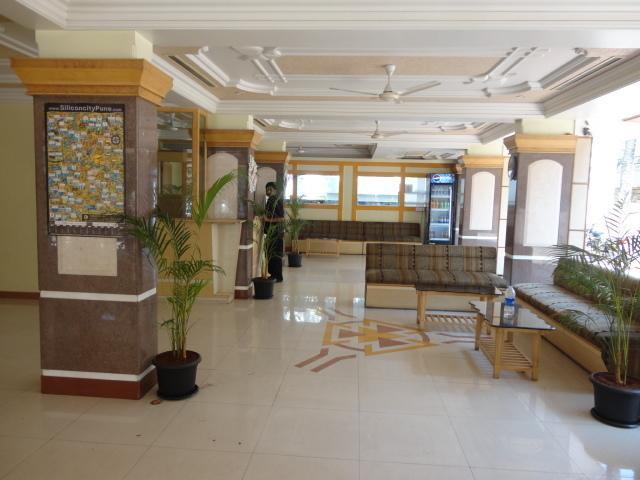 Hôtel Om Sai Palace à Pune Extérieur photo